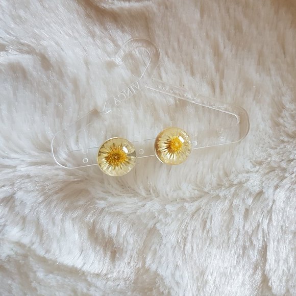 1/2in Daisy Earring Studs - Preserved flowers in resin | EUC - Picture 5 of 5
